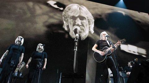Roger Waters performing with backing singers in LA