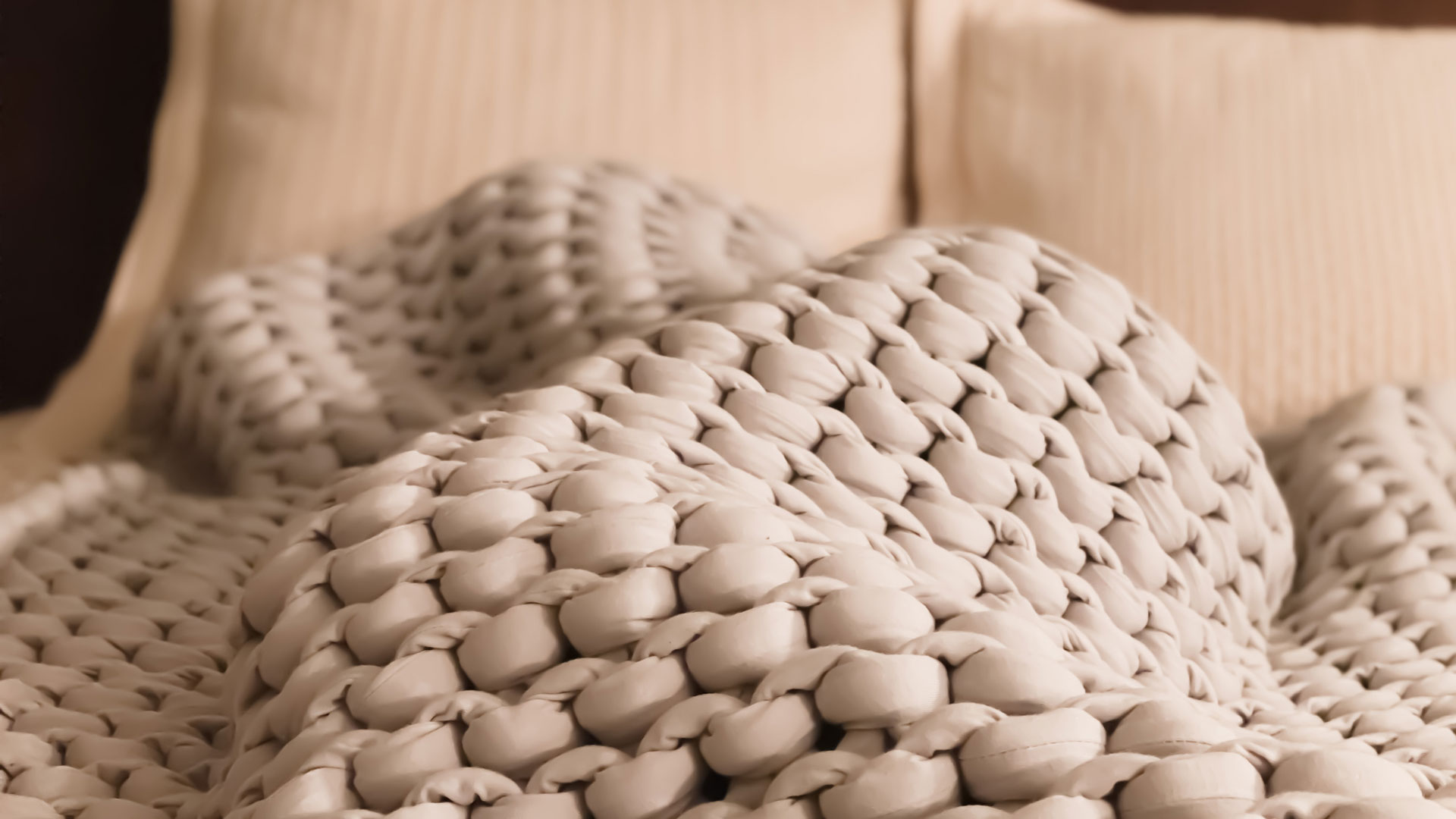 selimut berbobot untuk kecemasan: gambar menunjukkan selimut berbobot di tempat tidur