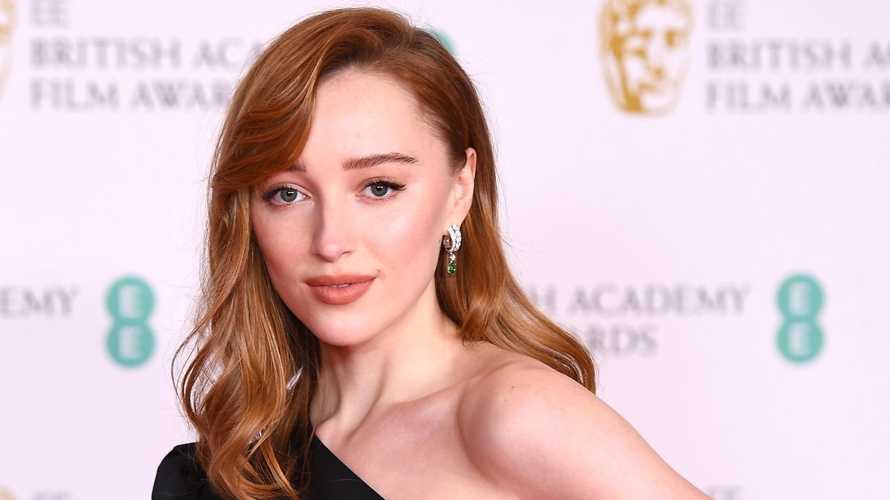 phoebe dynevor red hair 