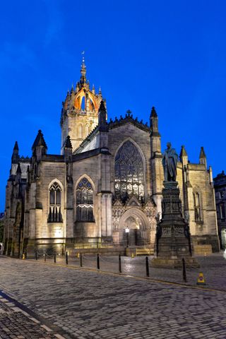 St. Giles cathedral after sunset, in the center of Edinburgh, along the Royal Mile there is the big, majestically gothic cathedral.