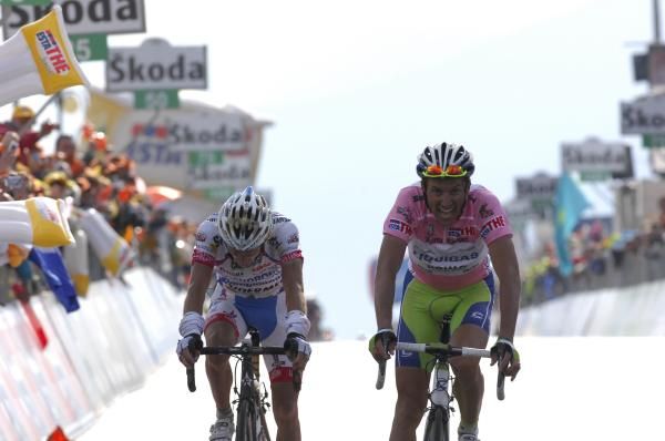 Ivan Basso (Liquigas-Doimo) and Michele Scarponi (Androni Giocattoli) finish third and fourth.