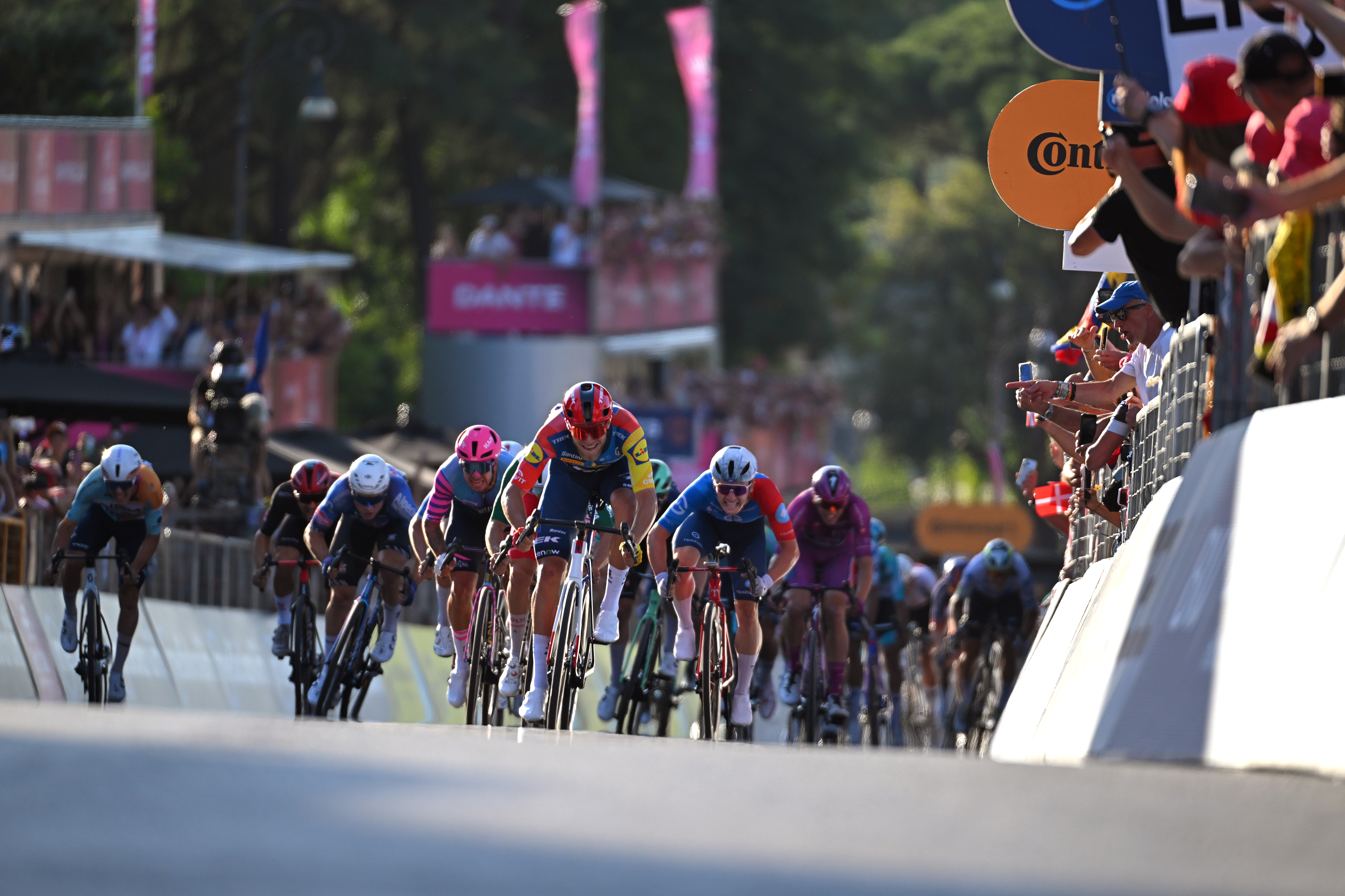 ROME, ITALY - MAY 31: Stage winner Jonathan Milan of Italy and Team Lidl - Trek sprint at finish line during the 109th Giro d&amp;amp;apos;Italia 2026, Stage 21 a 131km stage from Rome to Rome 1289m / #UCIWT / on May 31, 2026 in Rome, Italy. (Photo by Tim de Waele/Getty Images)