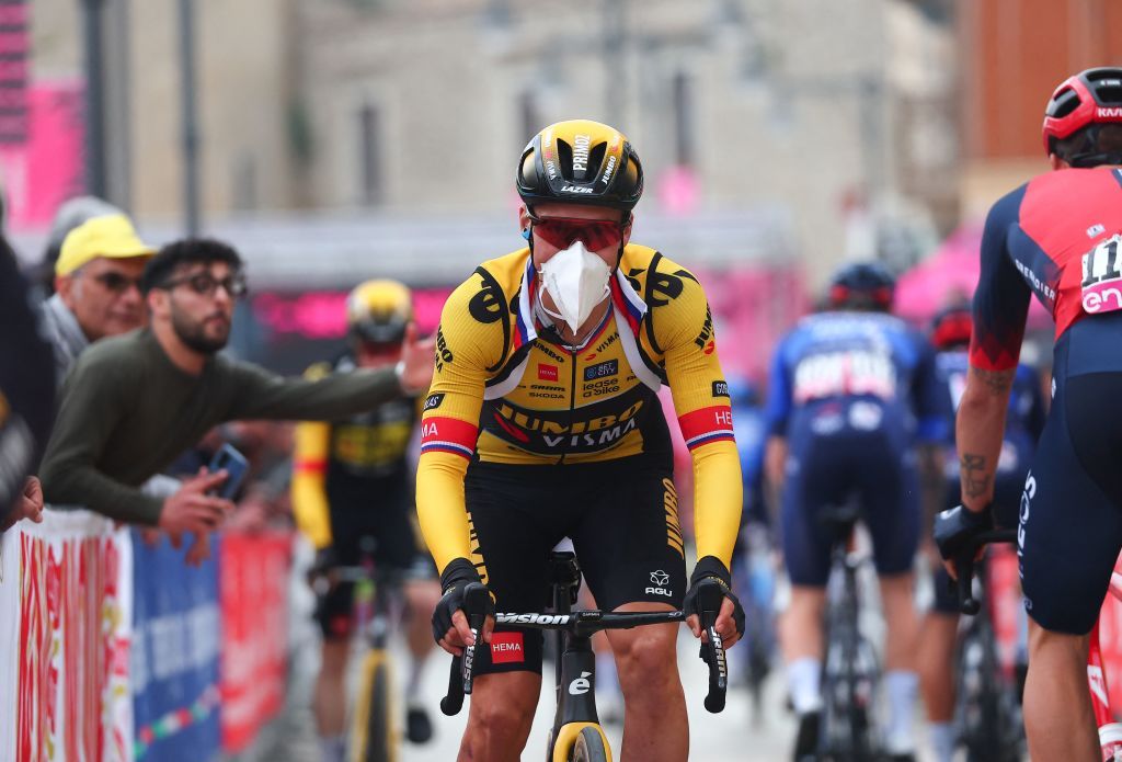 Primož Roglič wore a face mask at the start area of the Giro d&#039;Italia