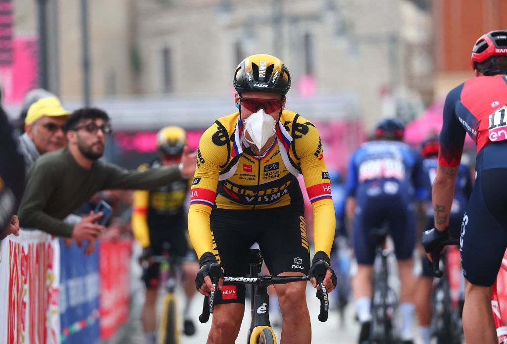 Der Giro d’Italia hat die COVID-19-Regeln verschärft, nachdem Remco Evenepoel positiv getestet wurde