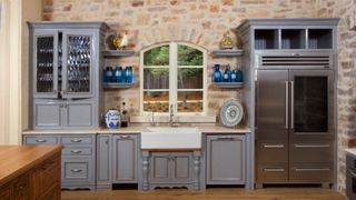 An Apron front farmhouse sink