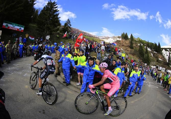 Maglia rosa Nairo Quintana could have used these guards 500m earlier