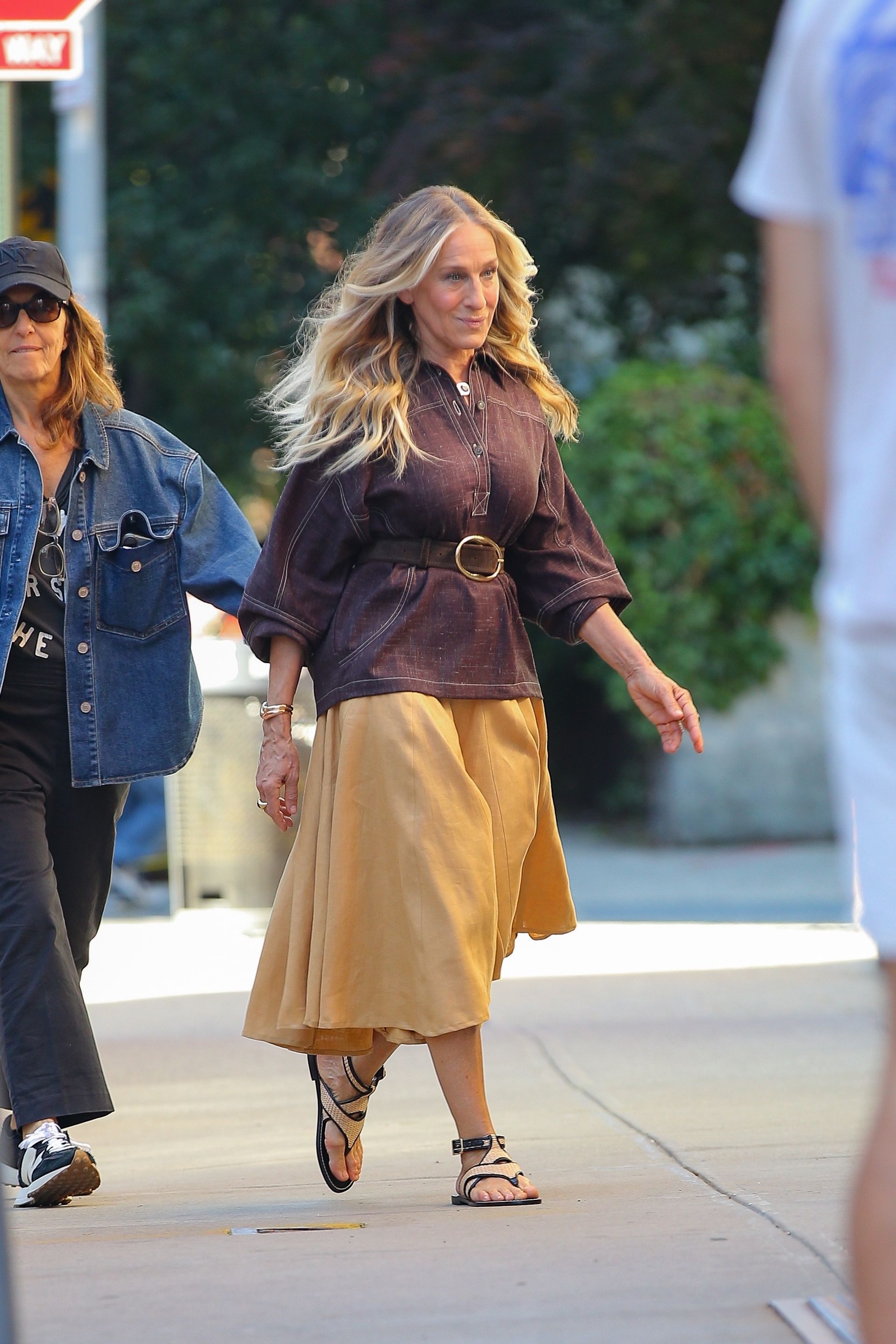 Sarah Jessica Parker wears a yellow midiskirt with flip-flops and wedges.