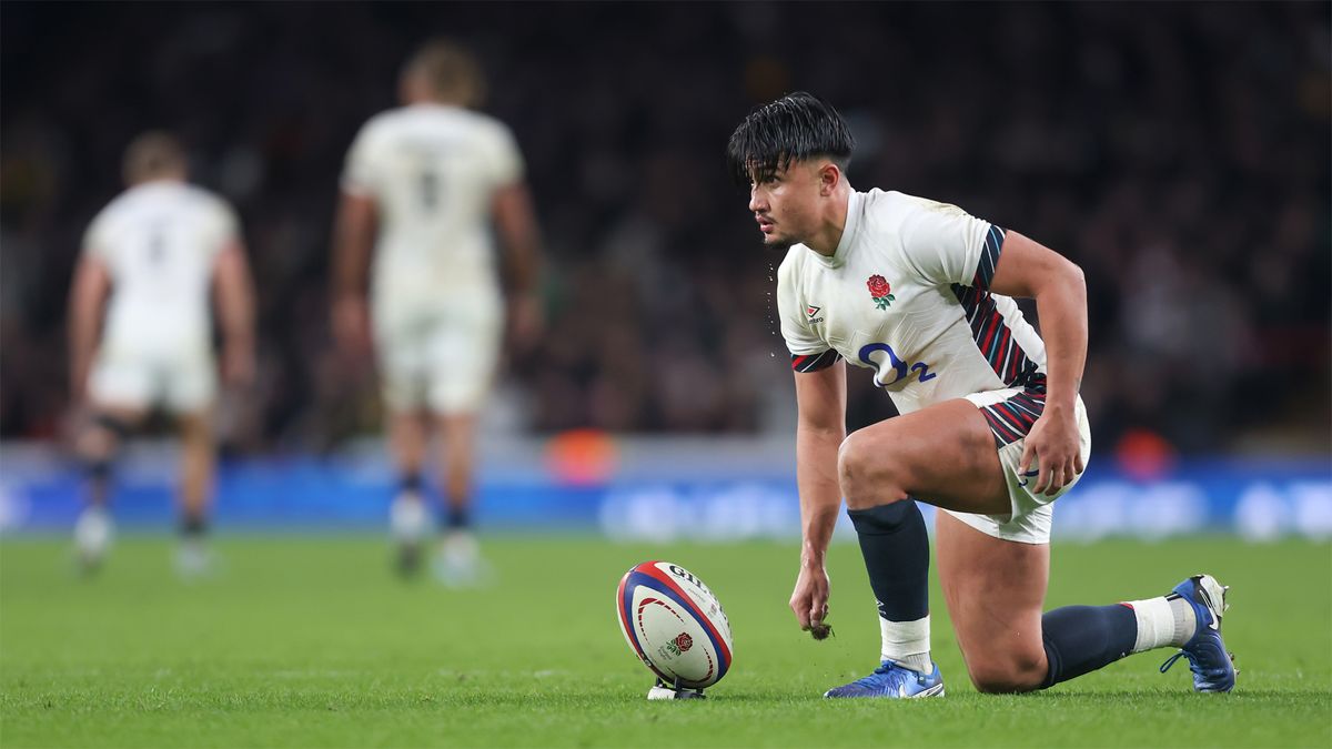 England&#039;s Marcus Smith lines up a kick in his team&#039;s November 2024 match against South Africa