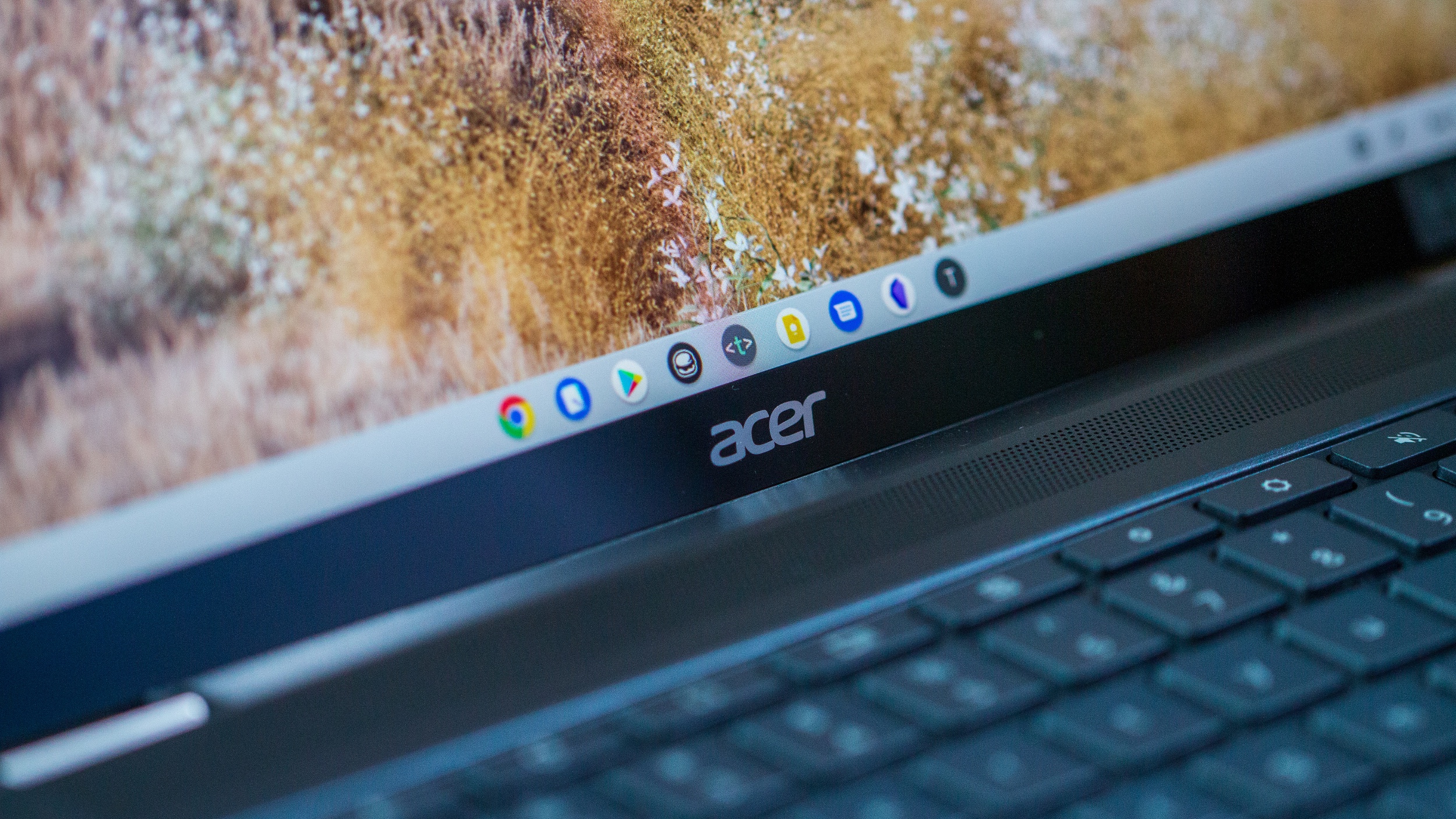 Acer Chromebook Spin 714 logotipas apatiniame ekrano rėmelyje