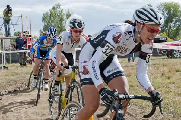 Kelsy Bingham (Roosters/Bike Edge) making a charge in front of Crankbrothers Chloe Forsman, who happens to have an attachment to the top of her helmet