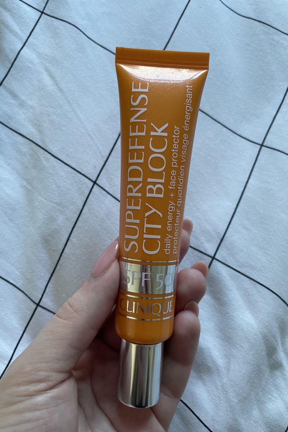 valeza holding Clinique Superdefense City Block SPF 50