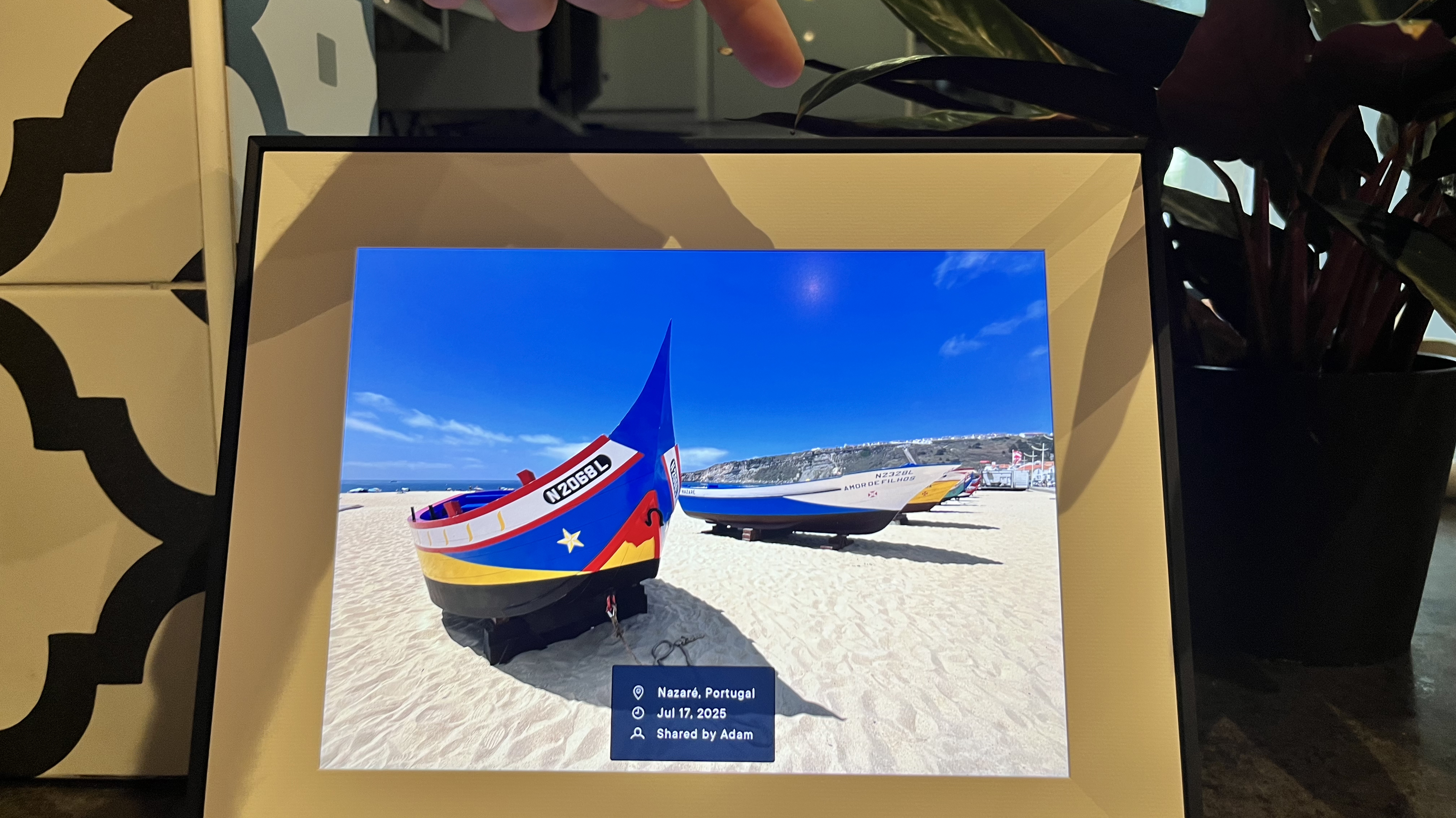 Aura Aspen digital photo frame showing image data