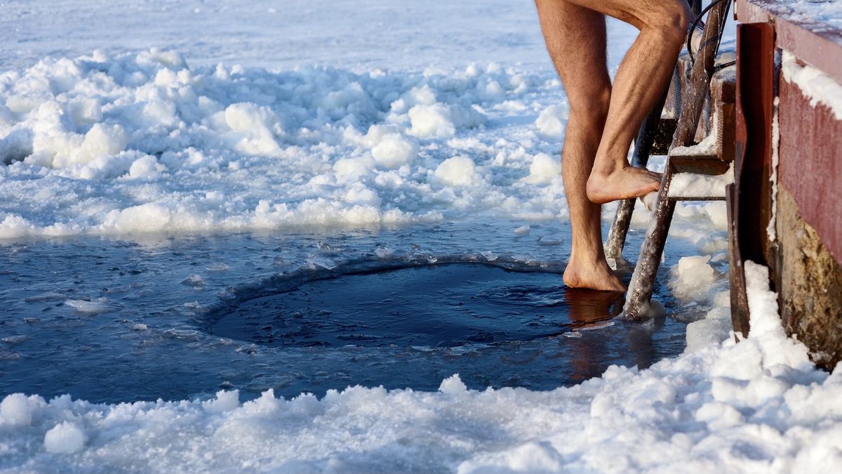 Sports Performance Bulletin - Training - Pouring cold water on ice