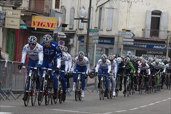 The race starts to heat up under the pace by FDJ-Big Mat