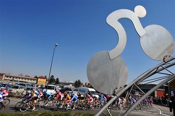 The peloton heads out of Milan with over 290 kilometres of racing ahead of it.