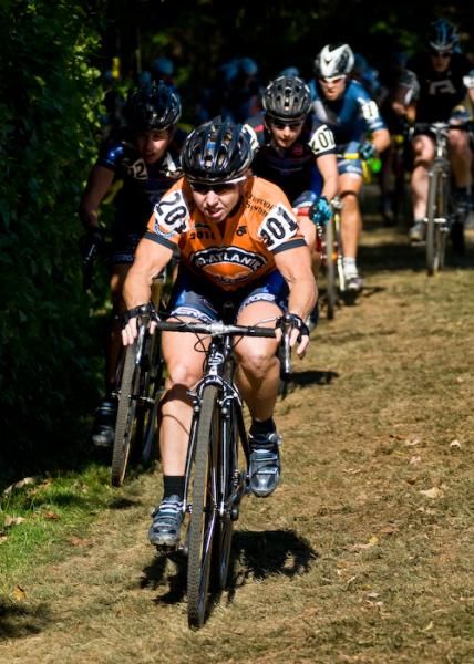Laura van Gilder (C3) leads the elite women's field on the first lap.