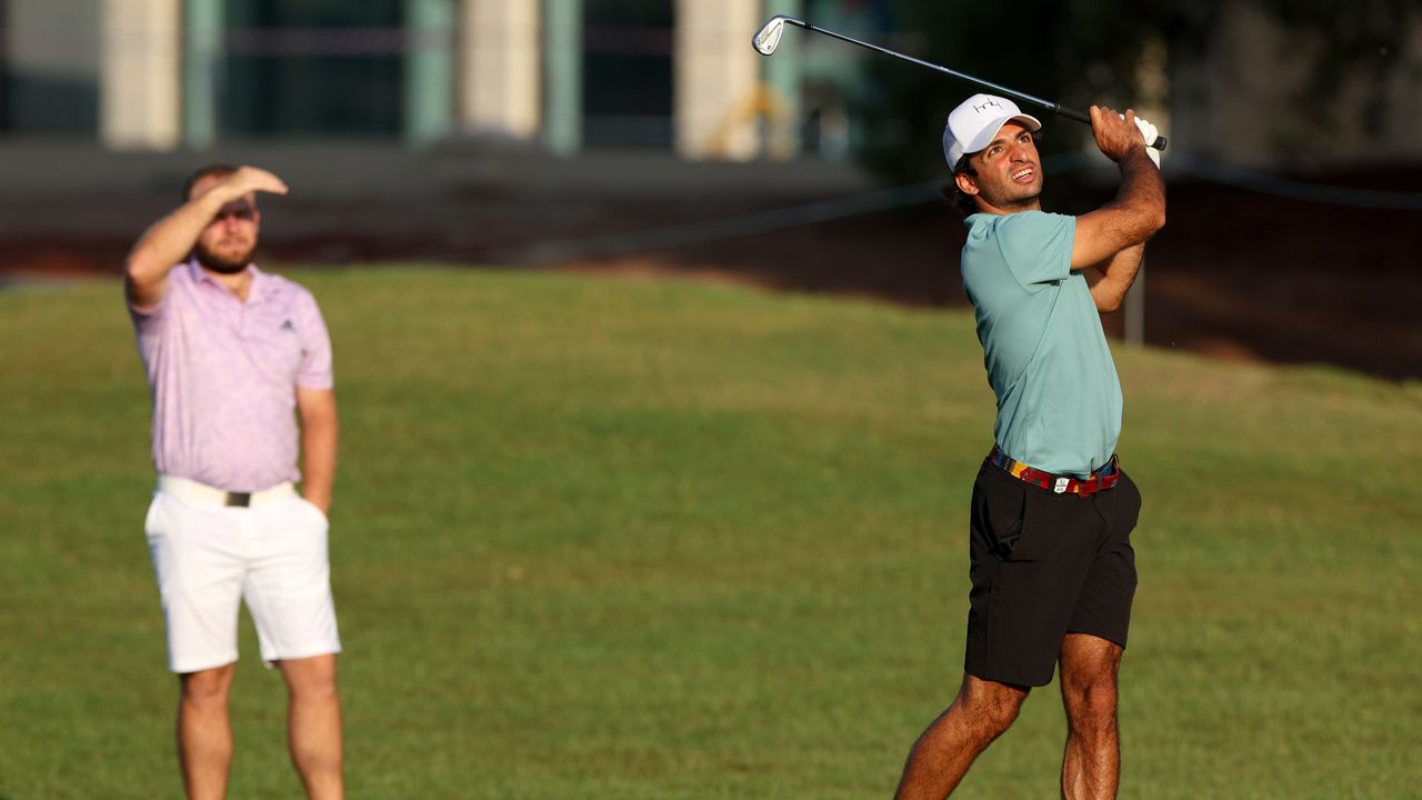 F1 driver Carlos Sainz playing golf