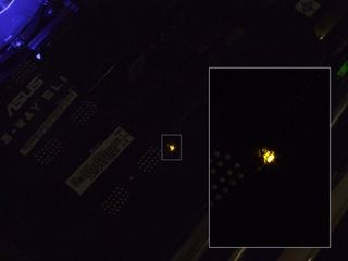 Without additional cooling, the GPU can throttle performance in the event of overheating. A yellow LED flashes as a warning.