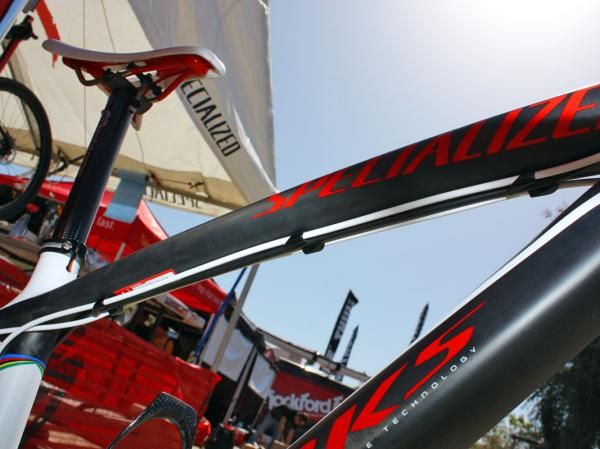 Full-length housing is routed neatly along the underside of the top tube.