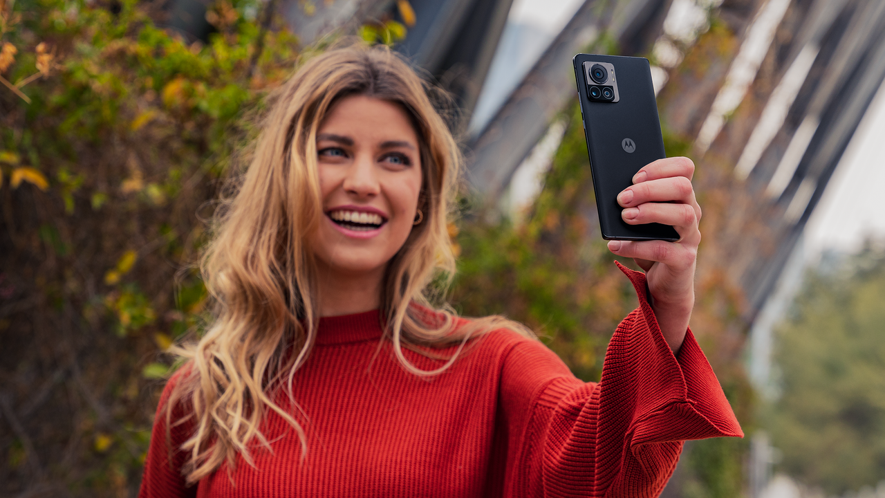 Motorola Edge 30 Ultra 200MP camera in use lifestyle image