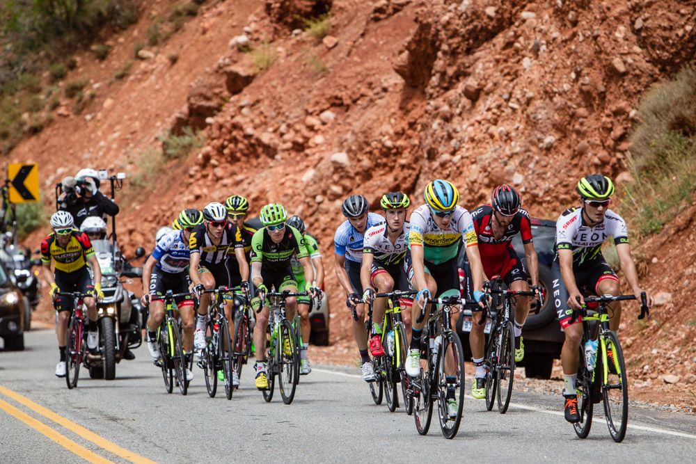 The break climbs to one of todays KOM&rsquo;s.