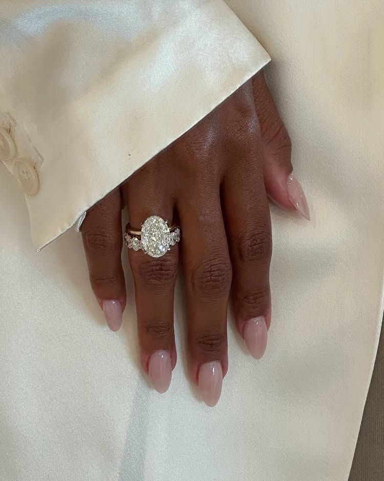 An image of @jastookes wearing an oval-cut engagement ring.