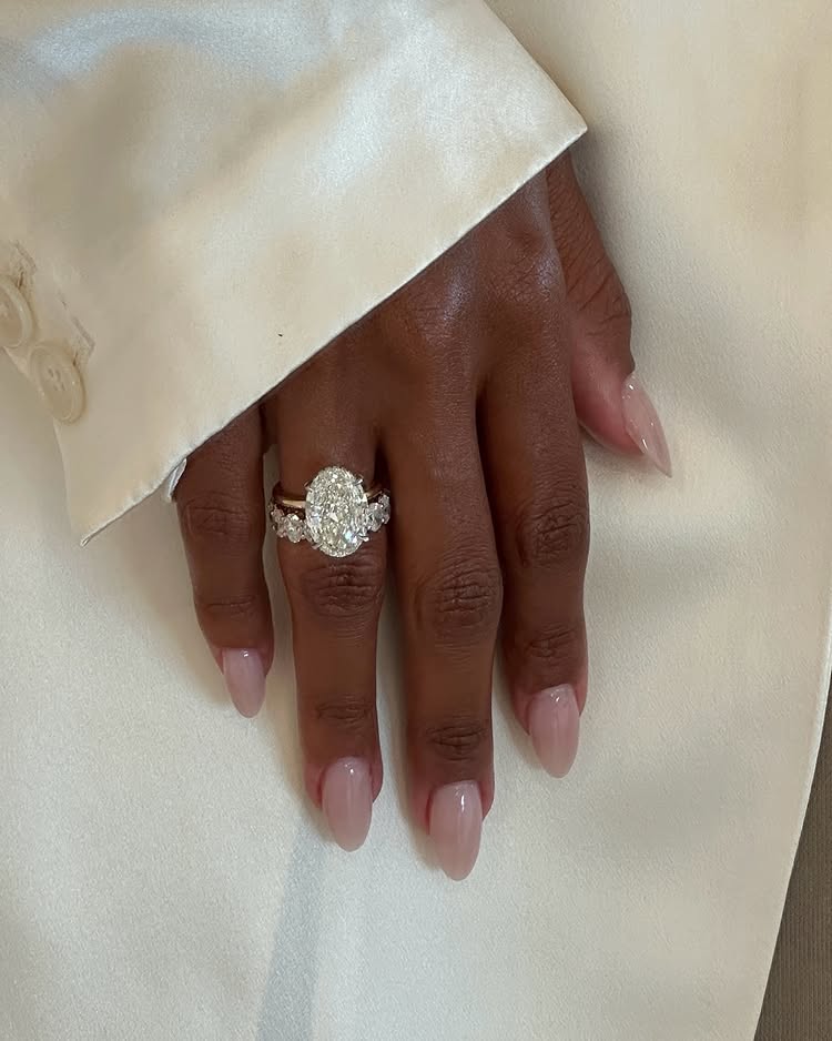An image of @jastookes wearing an oval-cut engagement ring.
