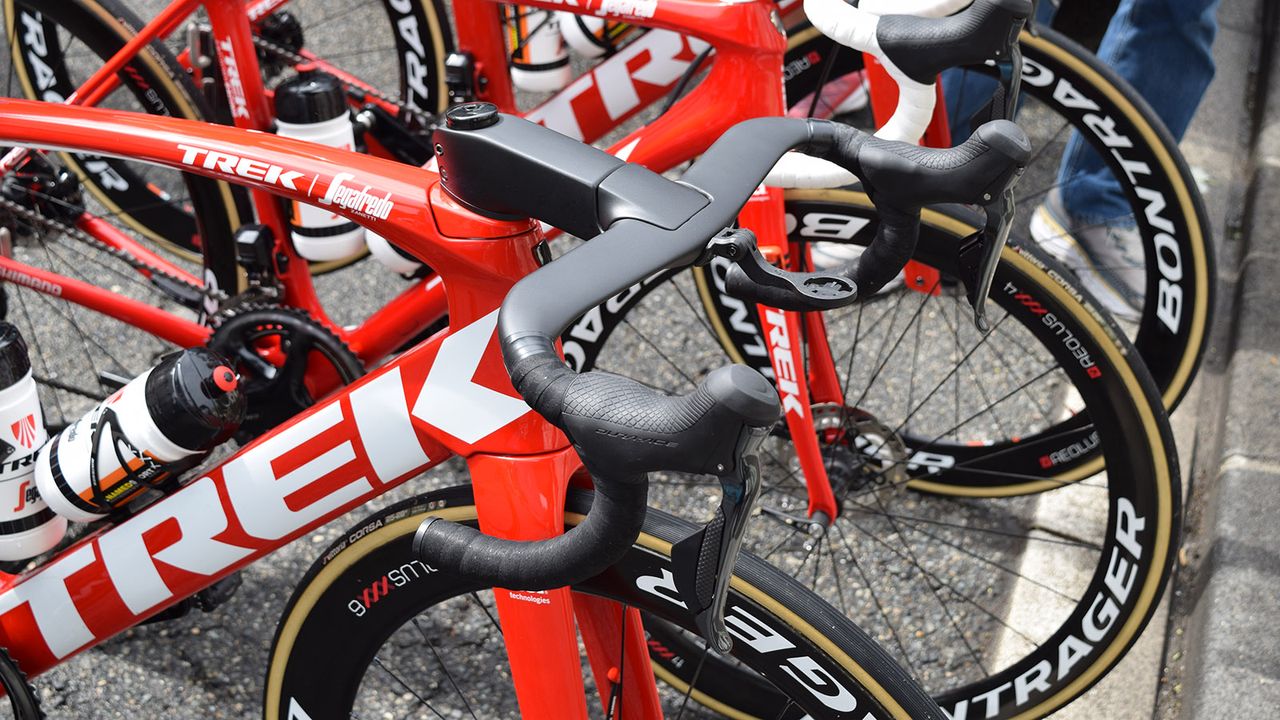 The Madone Disc also appears to have a new integrated cockpit, presumably to accommodate the hydraulic brake lines