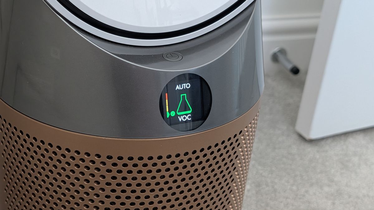 A closeup of the screen on the Dyson Find+Follow Purifier Cool showing the level of VOCs is low.