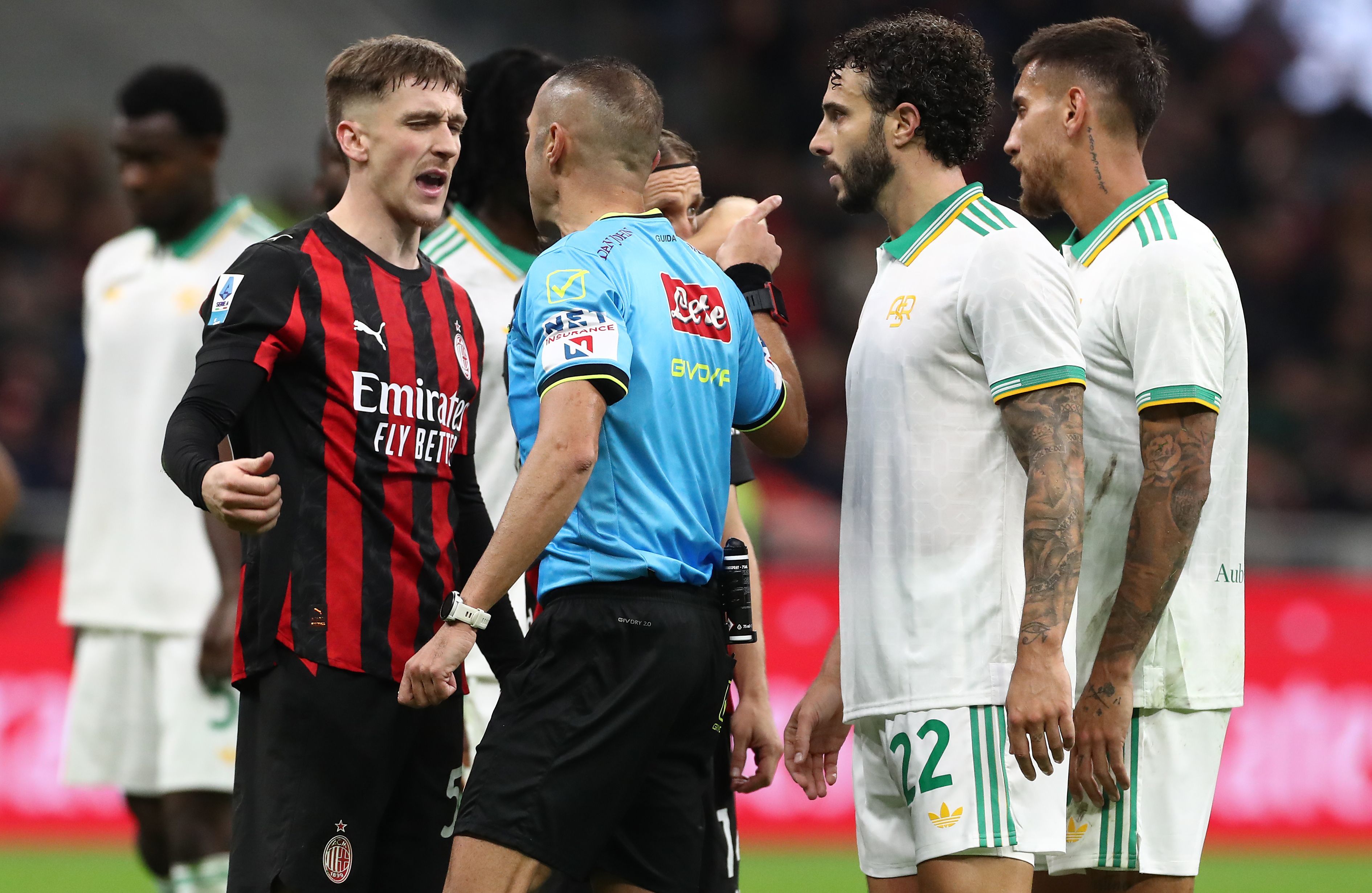 MILAN, ITALY - NOVEMBER 02: Referee Marco Guida disputes with Alexis Saelemaekers of AC Milan during the Serie A match between AC Milan and AS Roma at Giuseppe Meazza Stadium on November 02, 2025 in Milan, Italy. (Photo by Marco Luzzani/Getty Images)