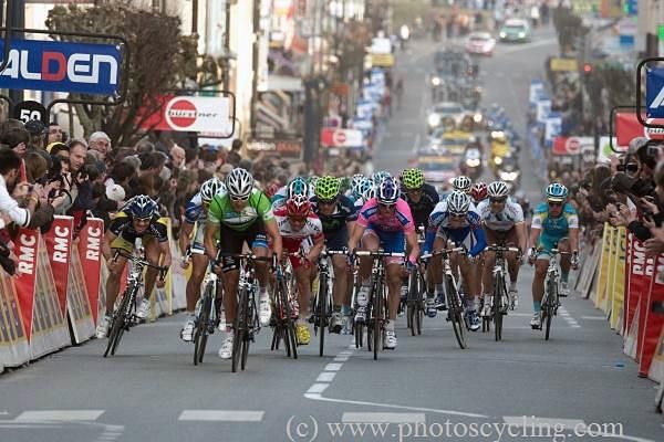 The peloton sprints to the line 13 seconds behind the break
