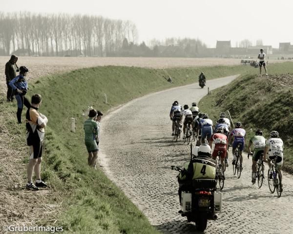 The main break riding over the cobbles in Dwars door Vlaanderen