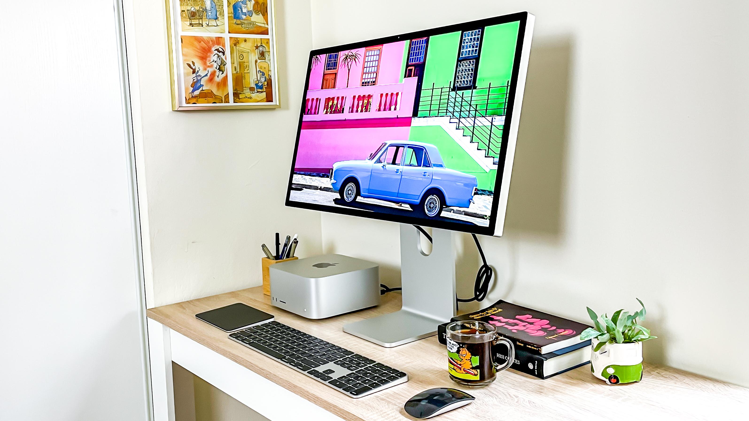 Mac Studio en el escritorio conectado a Studio Display