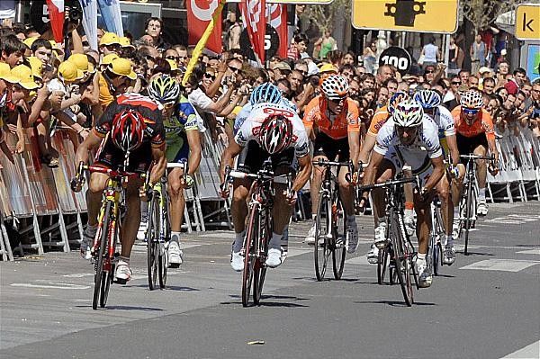 Valverde and Kolobnev go head-to-head in the final sprint.