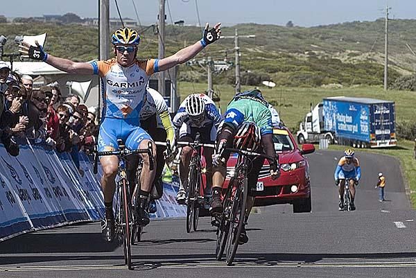 Chris Sutton (Garmin/Slipstream) holds out Jonathan Cantwell (Fly V Australia) to win stage two of the tour into Warrnambool.