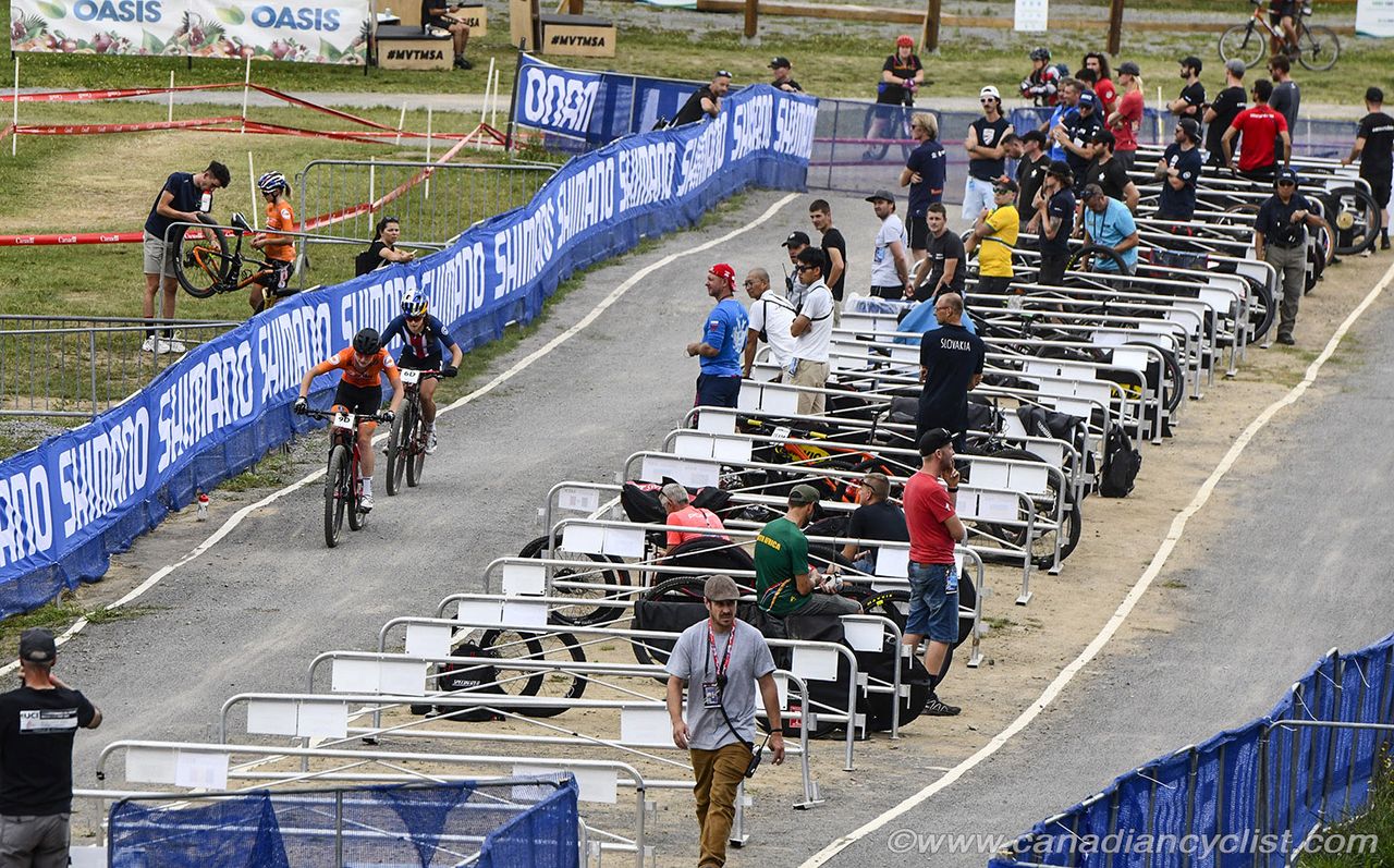 Kate Courtney (Team USA) caught Anne Terpstra (Netherlands) just before the start of the last lap