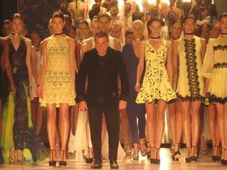 Valdemar Iódice takes a bow, and channels the 1990s catwalk aesthetic with his entourage of models