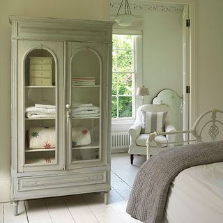 bedroom with cupboard and bed