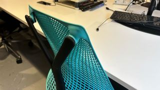 El respaldo de la silla para juegos Herman Miller Sayl.