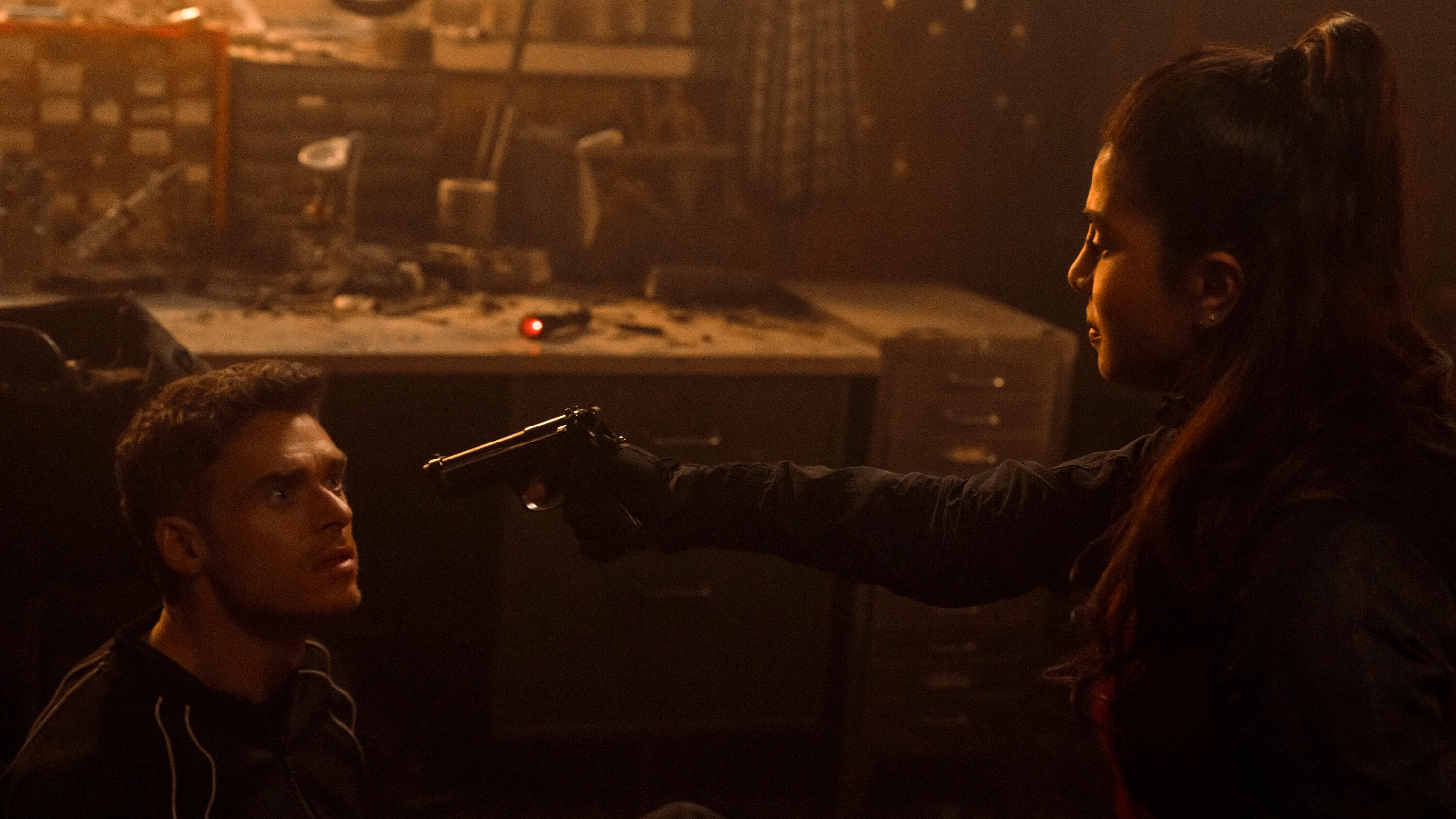 Nadia Sinh (Priyanka Chopra Jonas) pointing a gun at Mason Kane's (Richard Madden) head.