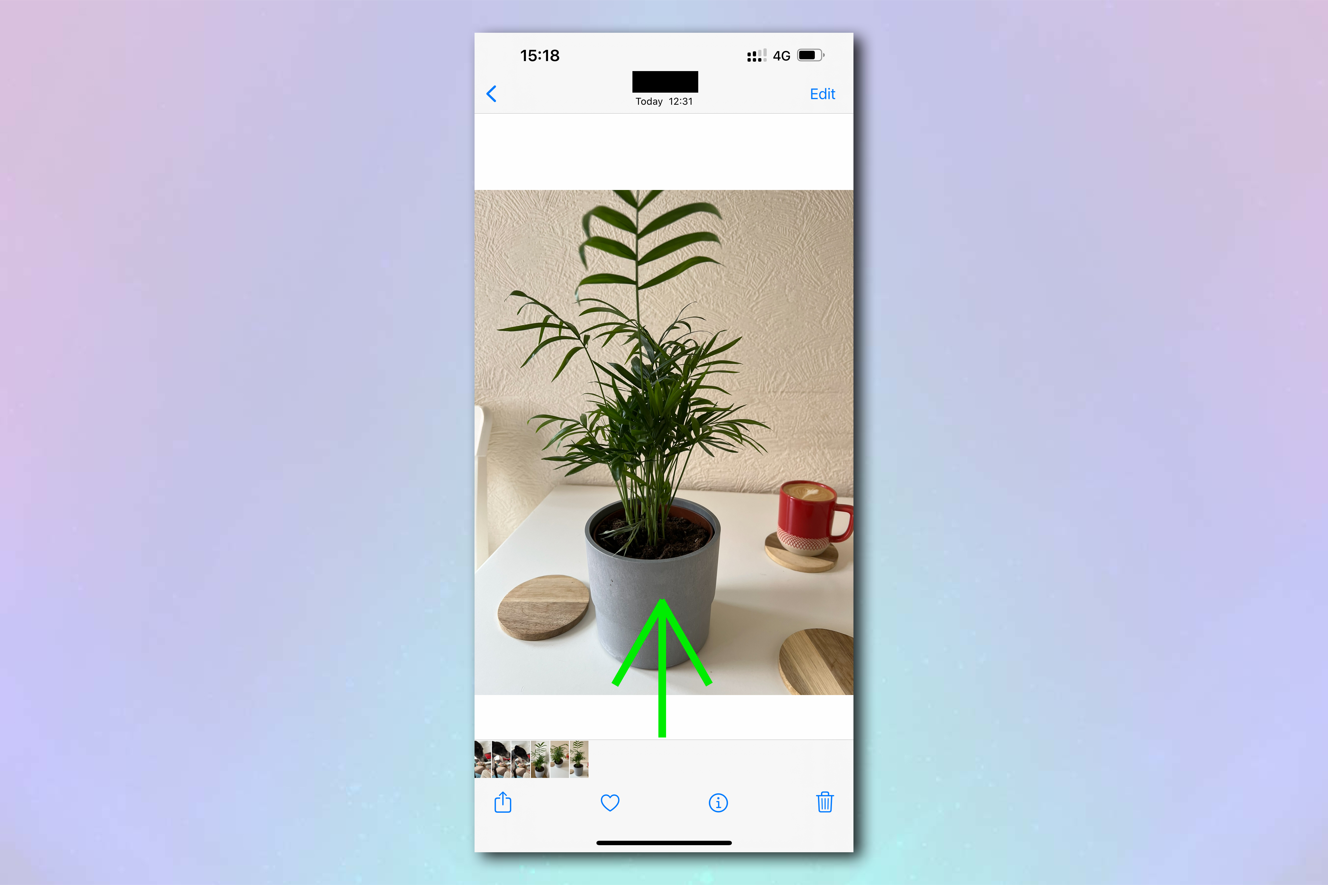 Скриншот изображения в приложении «Фотографии iPhone» с зеленой стрелкой, указывающей, что пользователю нужно провести пальцем вверх.