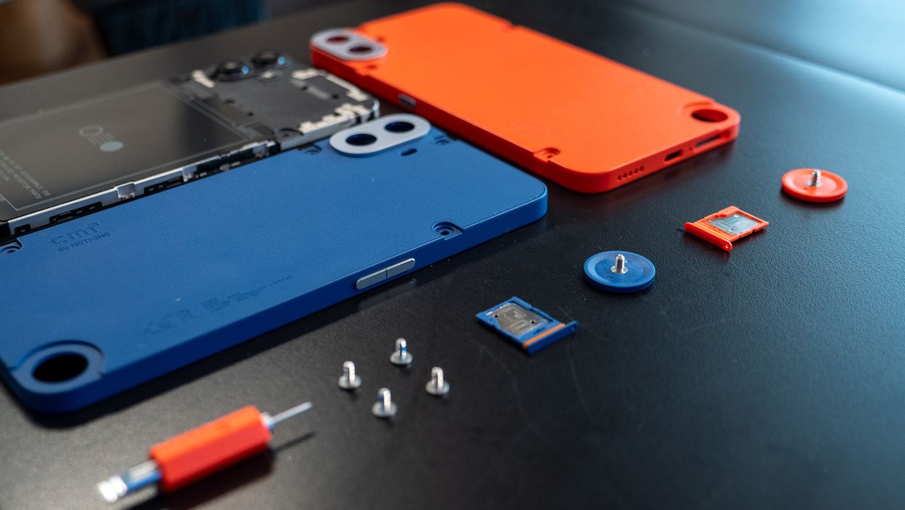 Replacing the back plate on the CMF Phone 1