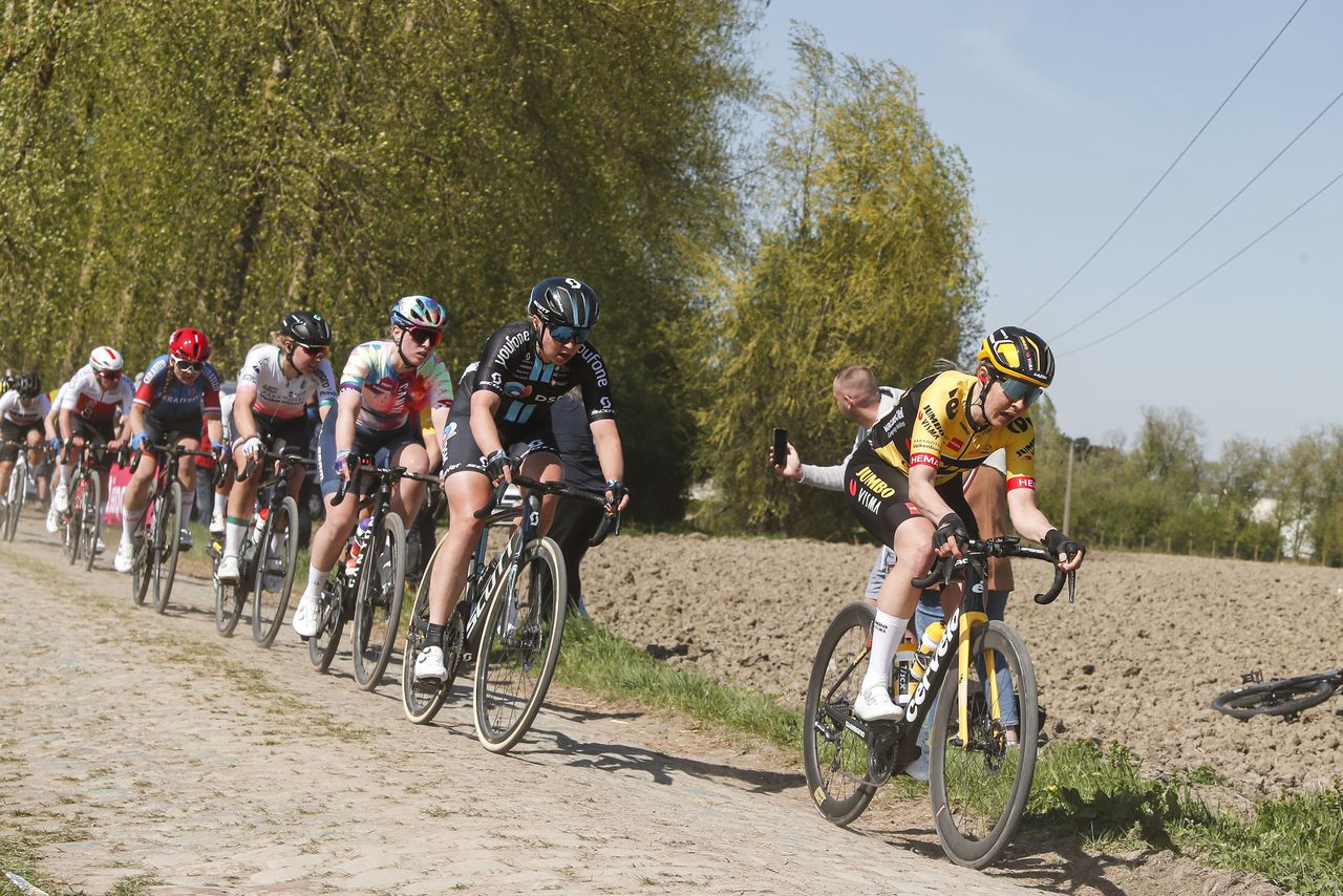 Paris-Roubaix Femmes 2022 - 2nd Edition - Denain - Roubaix 124,7 km - 16/04/2022 - Team Jumbo-Visma - photo Rafa Gomez/SprintCyclingAgency&Acirc;&copy;2022