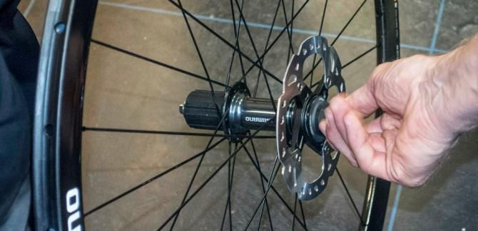 The front disc does not have the Shimano road cooling fins
