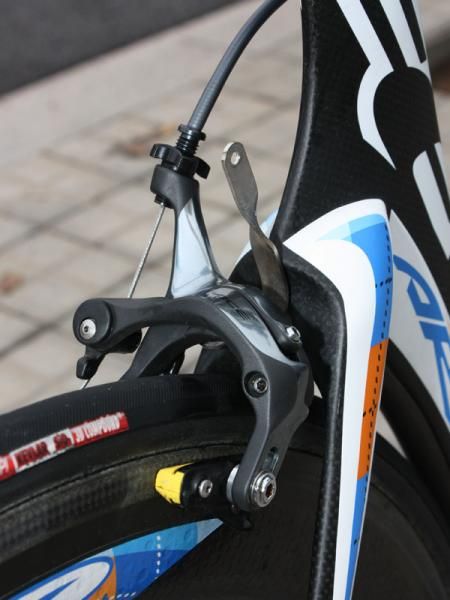 The Dura-Ace rear brake caliper is fitted with Swiss Stop Yellow King carbon-specific pads.