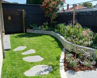 A contemporary backyard with a low retaining wall in Melbourne, Australia