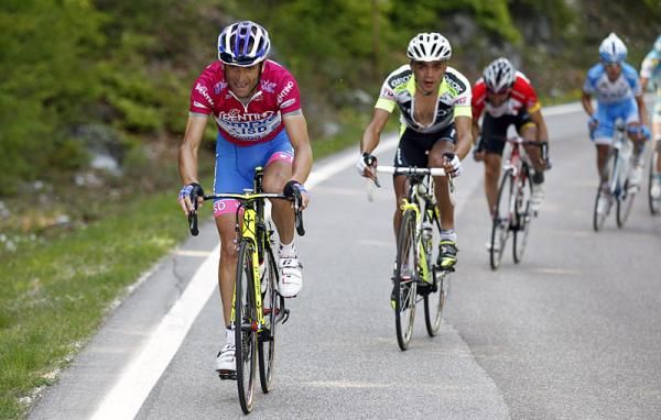 Race leader Michele Scarponi (Lampre-ISD) attacks on the finishing climb.