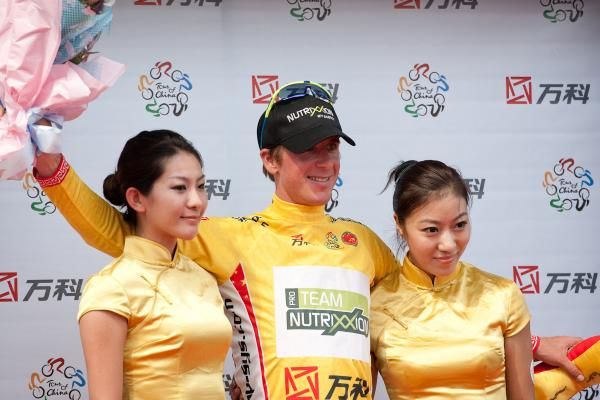 Dirk Muller (Team Nutrixxion Sparkasse) celebrates in the yellow jersey.