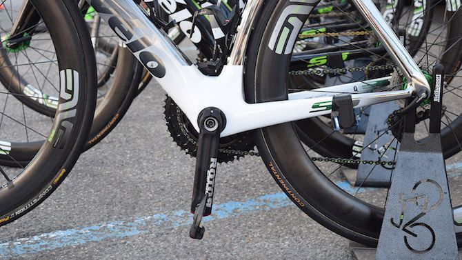 The frameset features a white bottom bracket area that fades away along the frame tubing