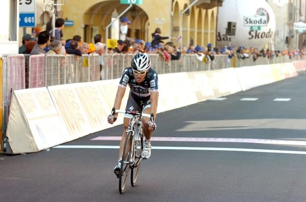 Matti Breschel (Saxo Bank) went deep chasing after Gilbert